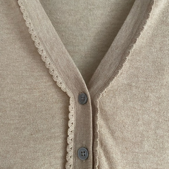 Banana Republic oatmeal colored V-neck cardigan size small w crochet trim - Picture 2 of 8